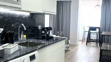 Kühlschrank, Mikrowelle, Wasserkocher mit Kaffee-/Teezubehör, Toaster