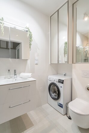 Departamento urbano | Baño | Toallas, jabón, shampoo, papel de baño 