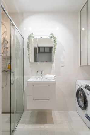 City Apartment | Bathroom | Towels, soap, shampoo, toilet paper
