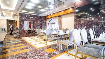 Bữa sáng buffet hàng ngày với phụ phí nhỏ