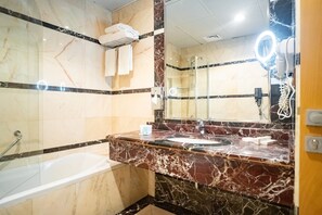 Gratis toiletartikelen, een haardroger, pantoffels