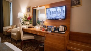 スタンダード 4 人部屋 | セーフティボックス (室内)、アイロン / アイロン台、WiFi (無料)
