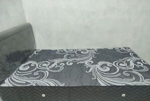 Espacio para trabajar con laptop, wifi gratis y ropa de cama 