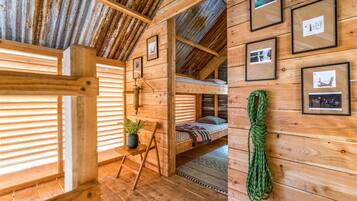 Cabin | Bathroom | Shower, free toiletries, towels, toilet paper