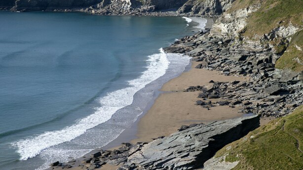 A coastal landscape with a rocky beach, cliffs, and a clear view of the sea. - K4 Kudhva Treehouse Cabin With sea View (Tintagel)