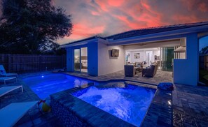 A heated pool - 5 Bedroom Pool and Spa Home, Close to Beach (Naples)