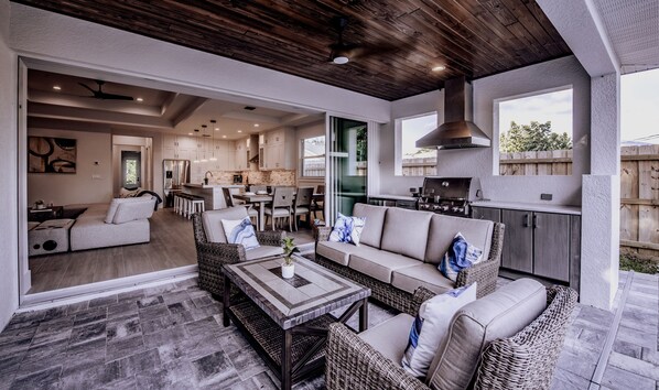 Outdoor dining - 5 Bedroom Pool and Spa Home, Close to Beach (Naples)