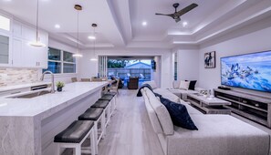 Smart TV, stereo - 5 Bedroom Pool and Spa Home, Close to Beach (Naples)