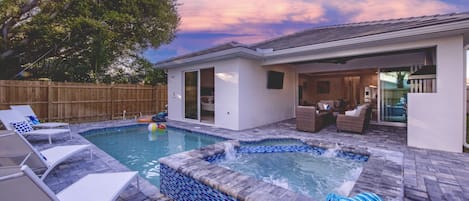 حمّام سباحة مُدفَّأ