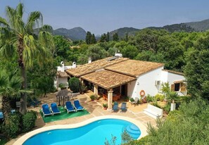 Une villa dotée d’une piscine, d’un espace extérieur aménagé et offrant une vue sur le paysage environnant.