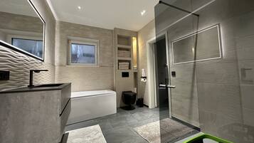 Haartrockner, Handtücher, Toilettenpapier