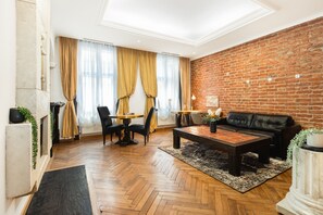 Exclusive-Apartment | Wohnbereich | 50-Zoll-Flachbildfernseher mit Kabelempfang