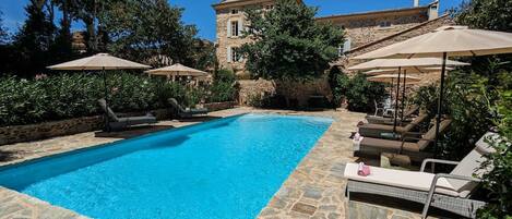 Alberca al aire libre y alberca climatizada