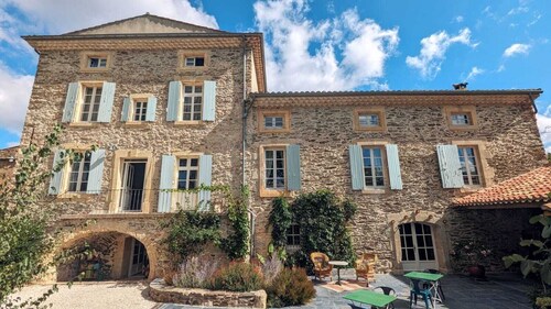 La Galante: Élégance et Confort au Cœur de Faugères, Piscine et Suites raffinées