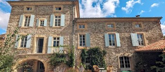 La Galante: Élégance et Confort au Cœur de Faugères, Piscine et Suites Raffinée