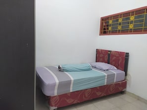 Habitación doble estándar | Espacio para trabajar con laptop, wifi gratis y ropa de cama 