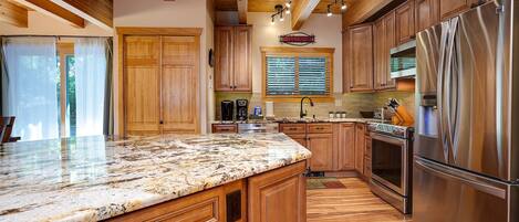 Fridge, oven, stovetop, coffee/tea maker