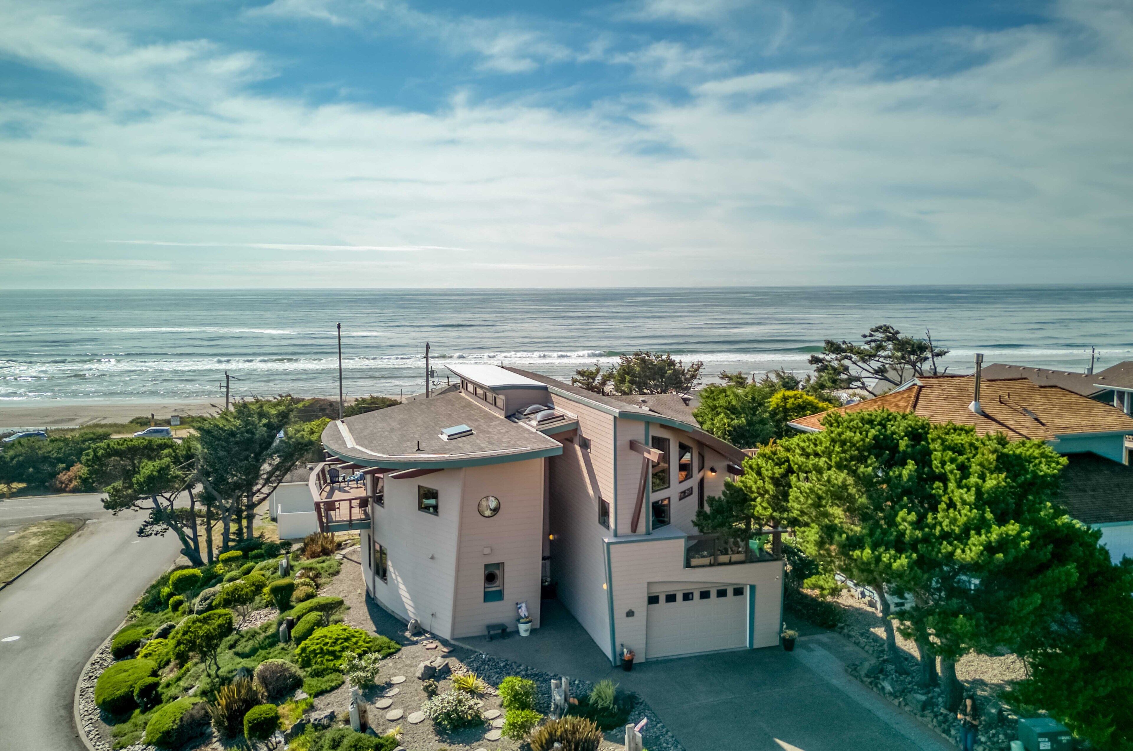 Artful Decor, Sporty Bonus Room, Ocean Views, Next to Roads End Beach!