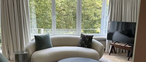 Una Smart TV, una chimenea