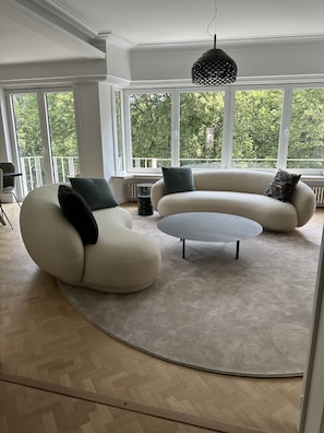 Smart TV, fireplace - Spacious apartment with view on zuid park (Ghent)