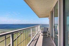 Property grounds - 🏖️Bay Views-Walk to beach-Pool-Tennis Courts-3BR Tristan Towers 10A (Pensacola Beach)