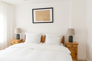 2 bedrooms, desk, WiFi, bed sheets