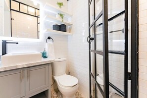 Douche, sèche-cheveux, serviettes fournies, savon