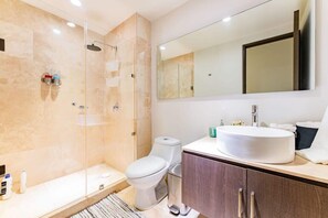 Douche, sèche-cheveux, serviettes fournies, savon