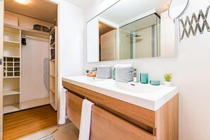 Dusche, Haartrockner, Handtücher, Shampoo