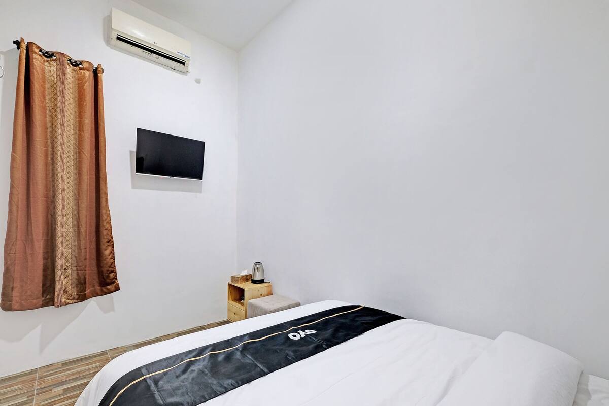 Desk, laptop workspace, free WiFi, bed sheets