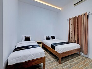 Comfort Quadruple Room | Desk, laptop workspace, free WiFi, bed sheets - Capital O 92963 Global House Syariah (Sleman)