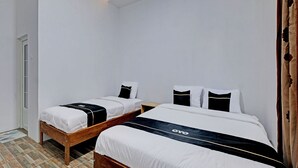 Habitació quàdruple Comfort | Escriptori, espai de treball apte per a portàtils i wifi gratuïta 