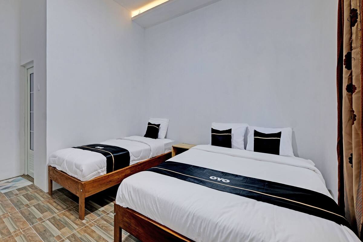 Desk, laptop workspace, free WiFi, bed sheets