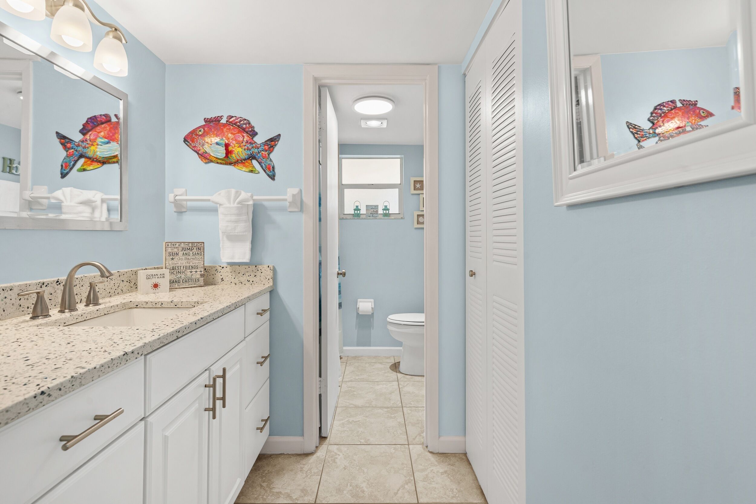 Une salle de bain équipée d’un lavabo, d’un miroir et d’un porte-serviettes.