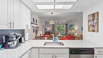 Condo, 1 Bedroom | Private kitchen | Fridge, oven, coffee/tea maker, toaster