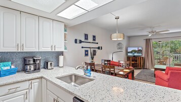 Condo, 1 Bedroom | Private kitchen | Fridge, oven, coffee/tea maker, toaster