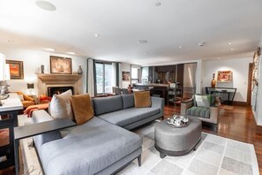 Condo, 2 habitaciones | Área de sala de estar