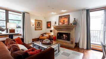 Condo, 2 Bedrooms | Living area