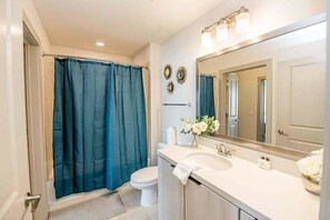 Apartment, 1 Schlafzimmer | Badezimmer | Handtücher, Shampoo, Toilettenpapier