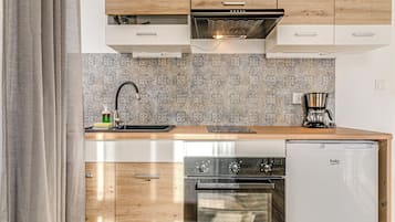Studio Confort | Coin cuisine privé | Réfrigérateur, plaque de cuisson, machine à expresso