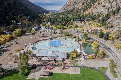 Main Level Haven | Steps from the Hot springs | Sleeps 9