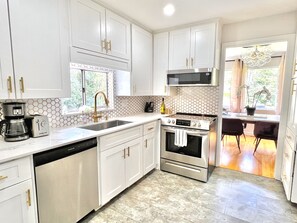 Kjøleskap, mikrobølgeovn, ovn og kokeplater