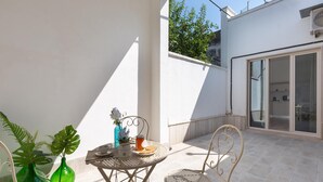 An outdoor patio with a round table, two chairs, and potted plants. - 3624 Casa di Rosa - Ionio by Barbarhouse (Maglie)