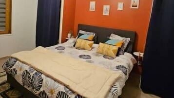 2 chambres, bureau, fer et planche Ă repasser, lit parapluie