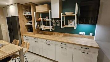 Réfrigérateur, micro-ondes, four, plaque de cuisson