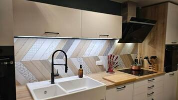 Réfrigérateur, micro-ondes, four, plaque de cuisson