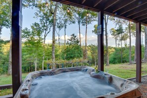 Outdoor spa tub - Expansive Mtn-View Ellijay Cabin: Private Hot Tub (Ellijay)