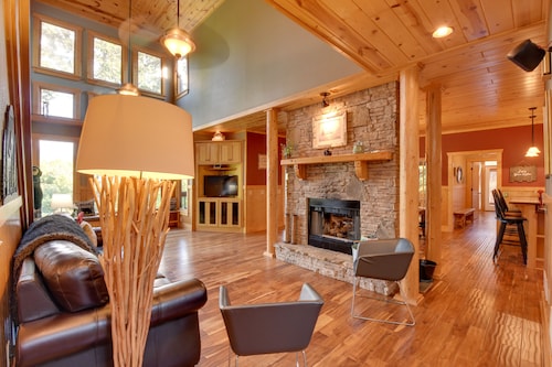 Expansive Mtn-View Ellijay Cabin: Private Hot Tub