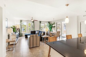 Interior - January Snowbird Deals – Free Resort Tram, Stunning Bay Views from Corner Balcon (Miramar Beach)