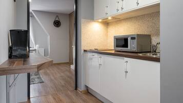 Comfort Apartment | Private kitchenette | Fridge, stovetop, coffee/tea maker, electric kettle